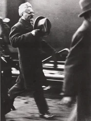 Trotsky arrive à Paris (photo sépia)